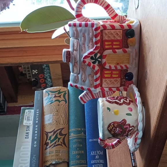 Vintage International Gingerbread House Tea Pot - Picture 15 of 15